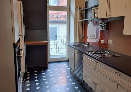 Blick in Küche zum Hof