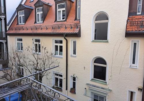 von Balkon zum Rückgebäude