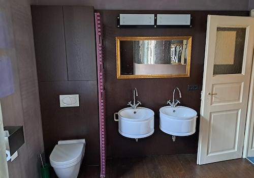 Bad Waschbecken und WC
