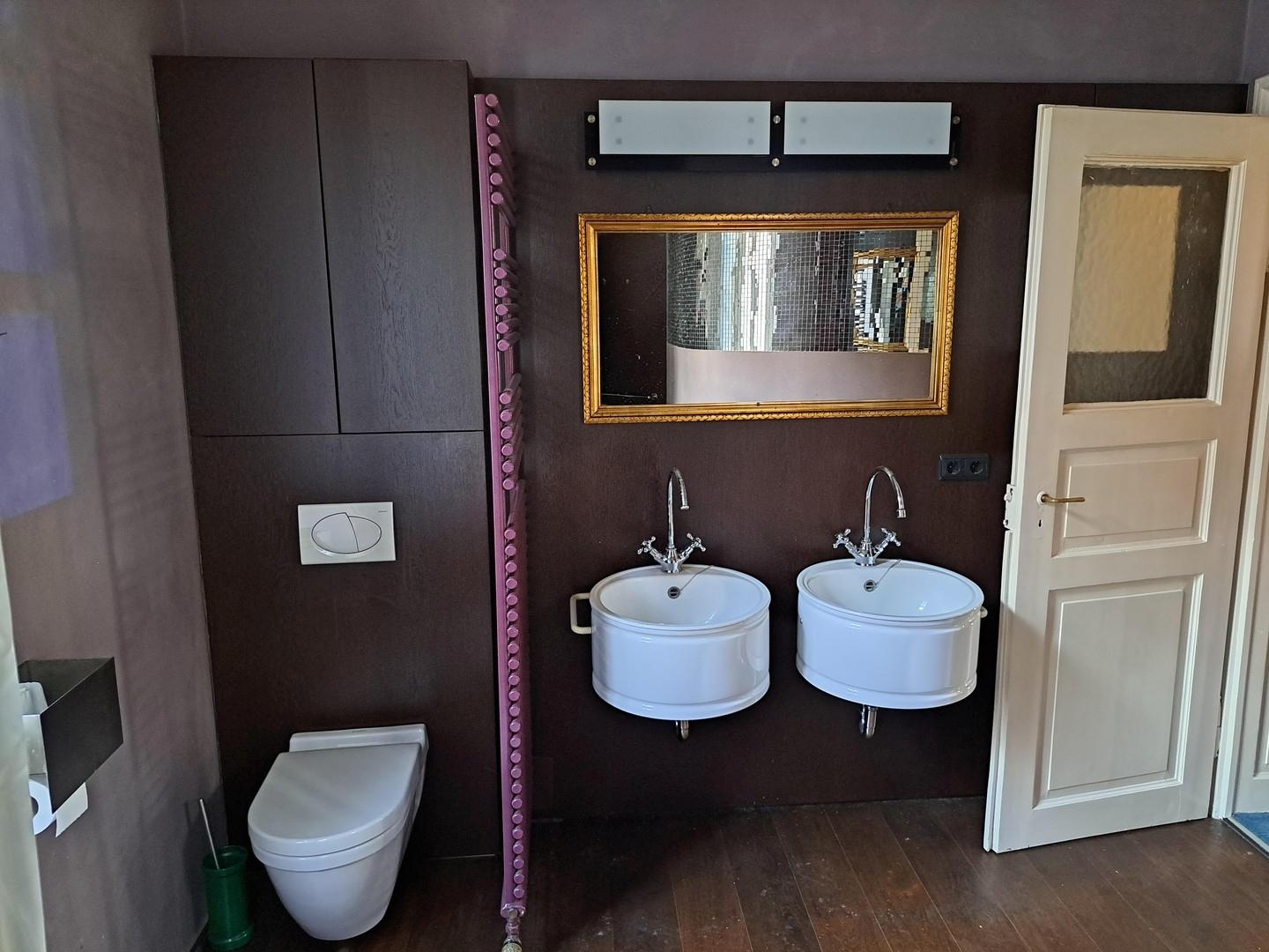 Bad Waschbecken und WC