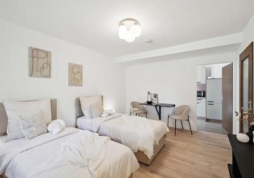 Schlafzimmer + Arbeitsbereich