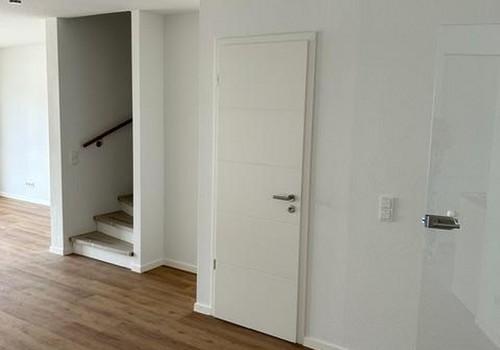 Tür zum Abstellraum/ Treppe