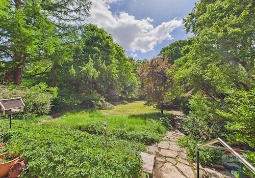 Ausblick von der Terrasse auf den Garten