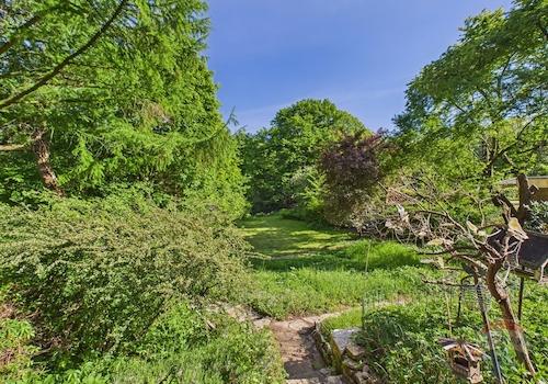 Ausblick von der Terrasse auf den Garten