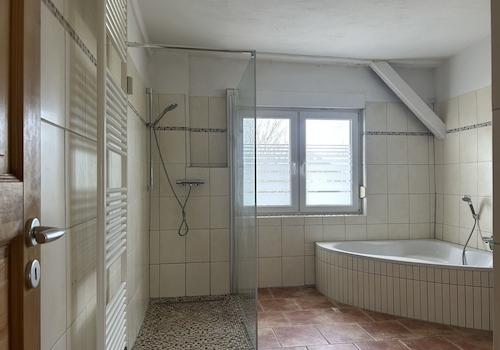 Das große Bad im Obergeschoss