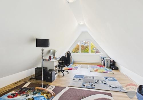 Zimmer ausgebautes DG