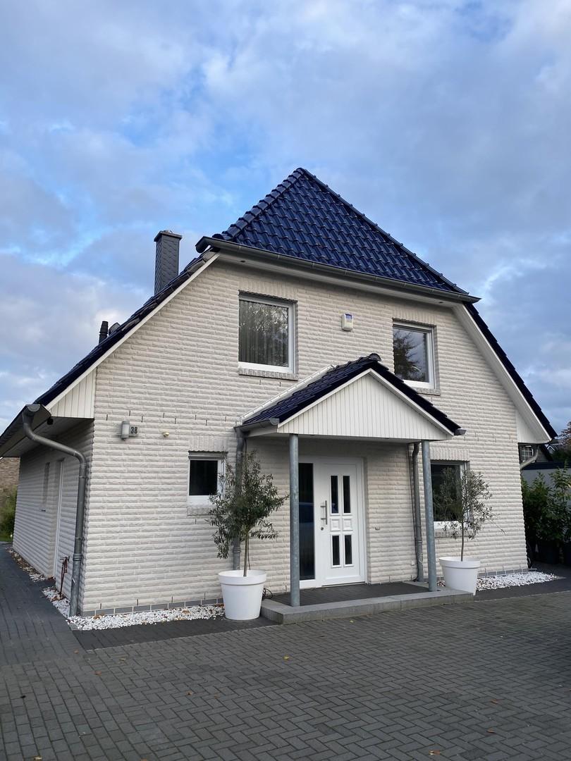 Haus 1 mit offenem Tor