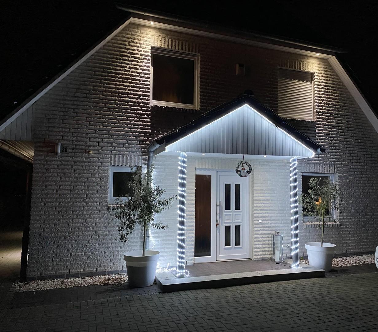Haus 1 Eingang Nacht