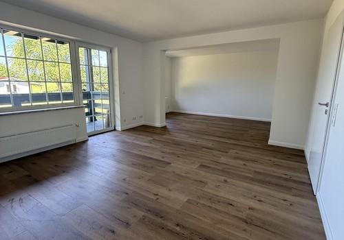 Wohn-Essbereich mit Balkon
