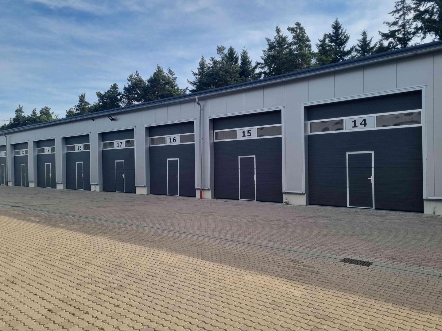 Industrietore mit Lichtstreife