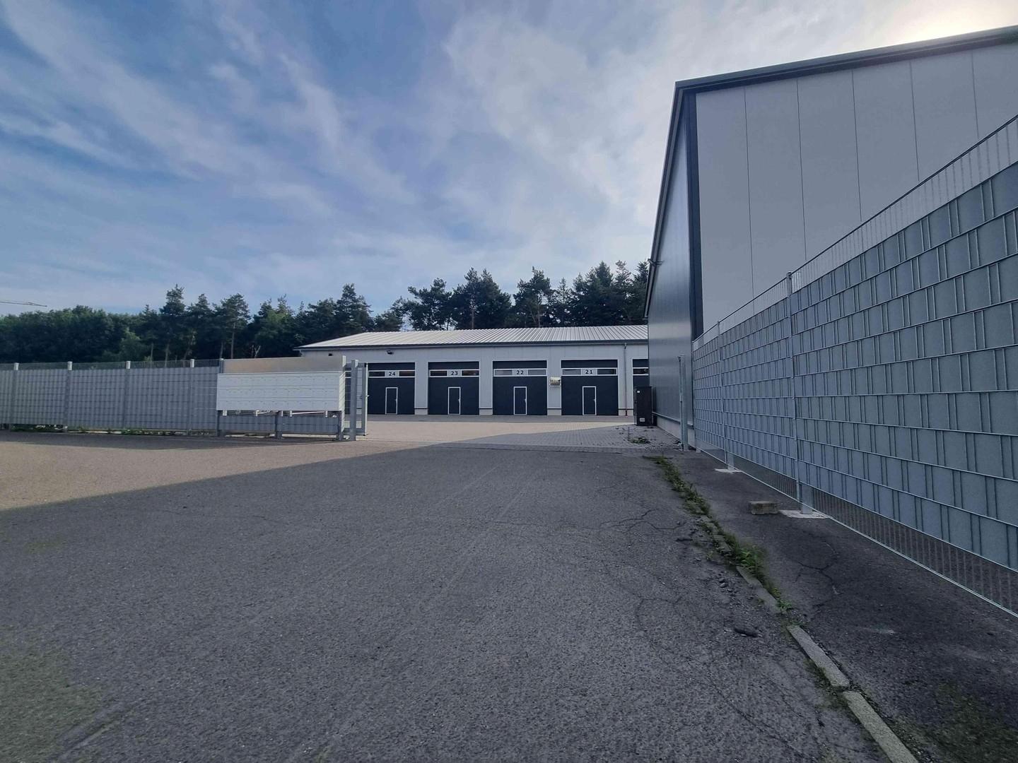 Zufahrt zum Lagerkomplex