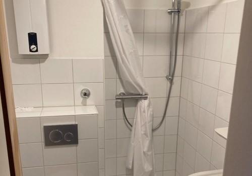 neues helles Duschbad