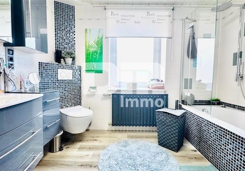 Gebäude 1 OG Badezimmer / Wanne