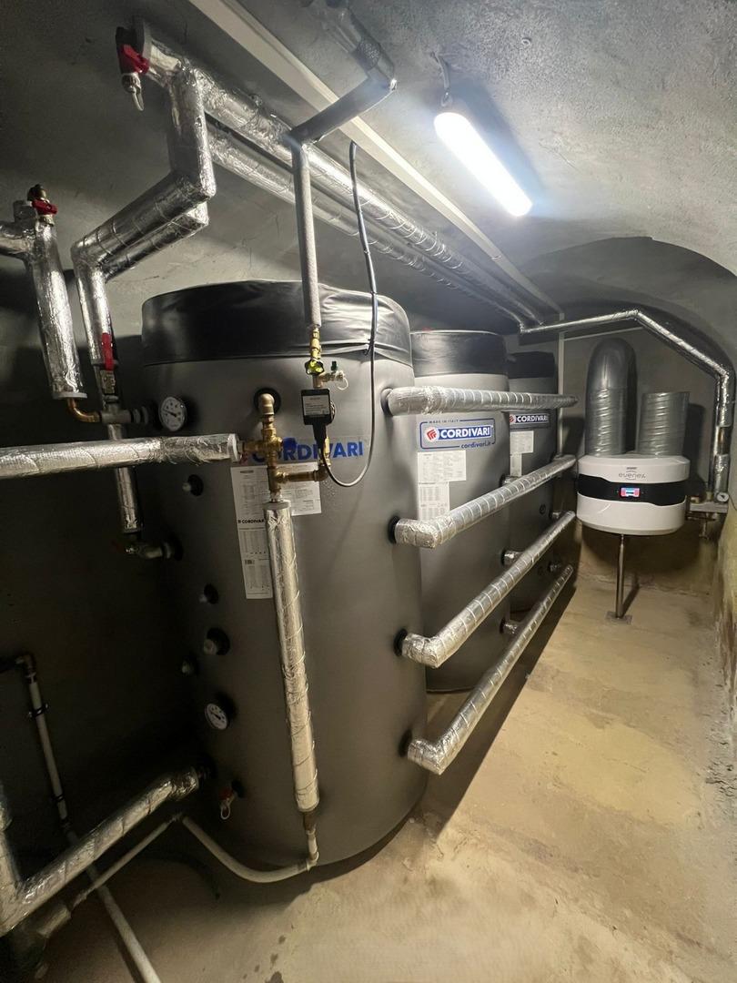 mit 2400 l Pufferspeicher und Wärmepumpe