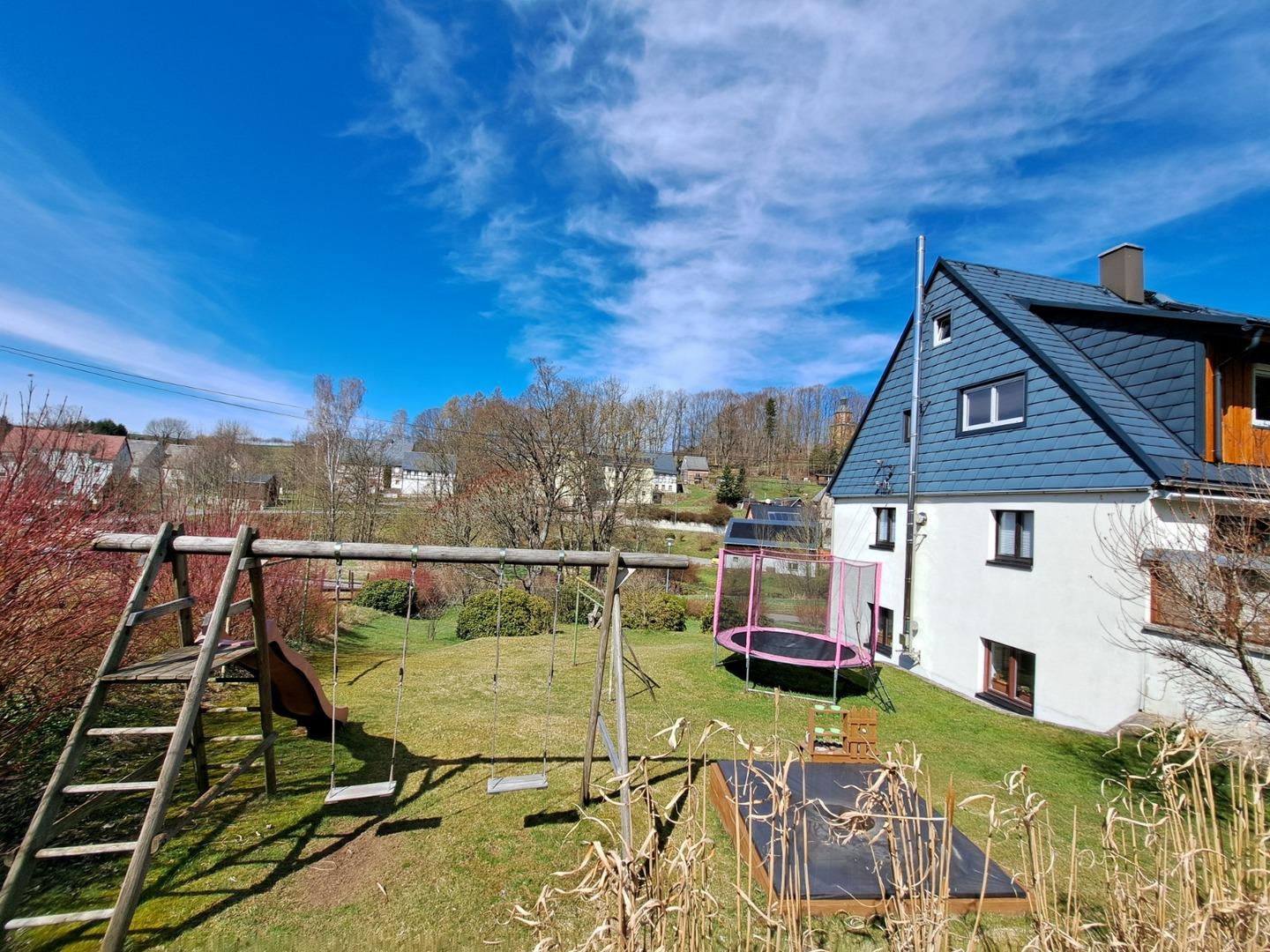 Garten mit Spielplatz