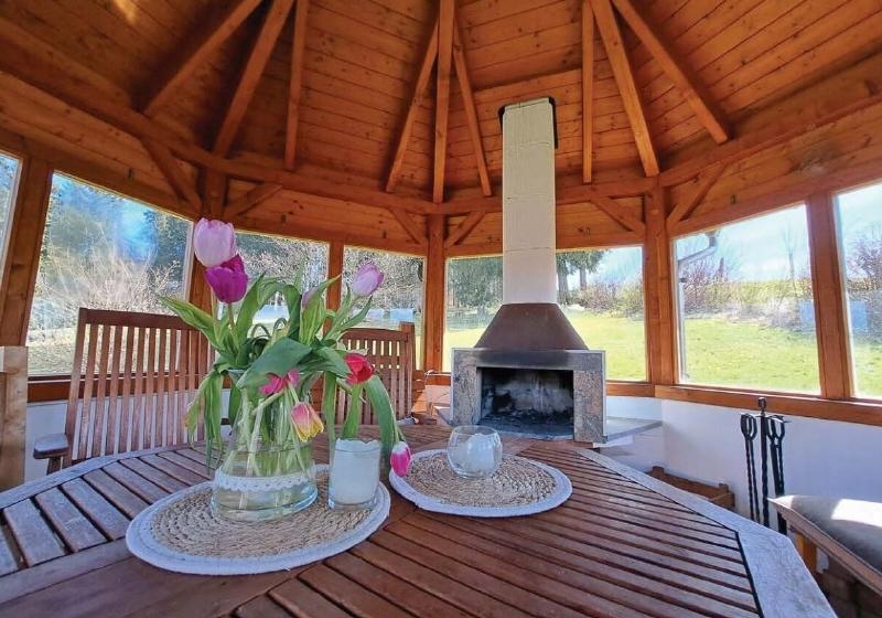 Gemütliche Grillhütte mit Kamin