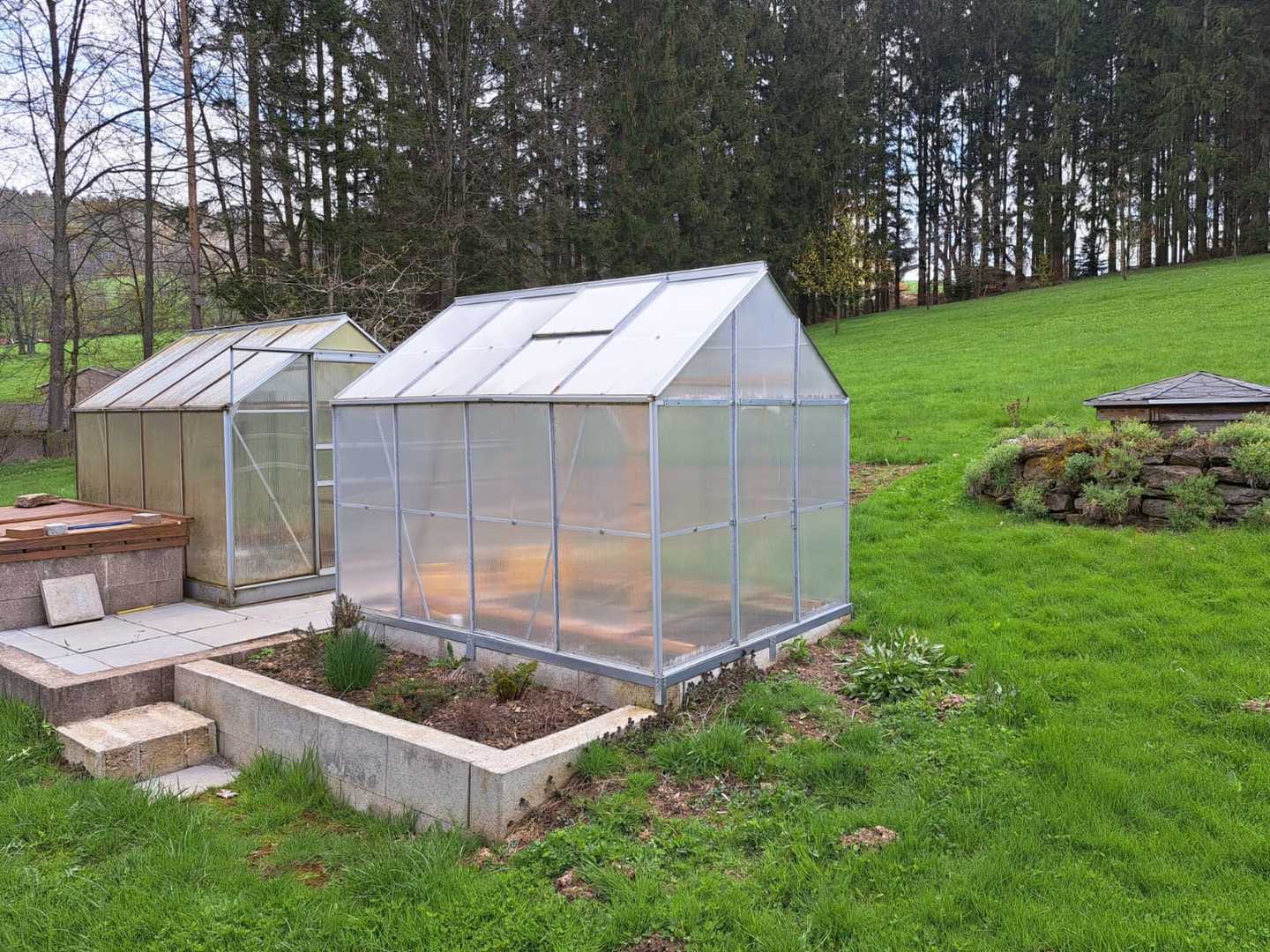 Garten mit Gewächshäusern und Wasserbecken zum direkten Gießen