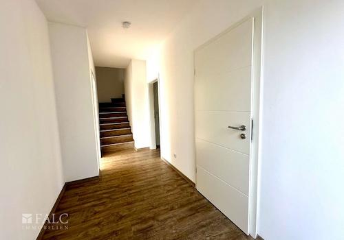 Flur mit Treppe ins OG