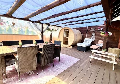 Große Terrasse mit Sauna