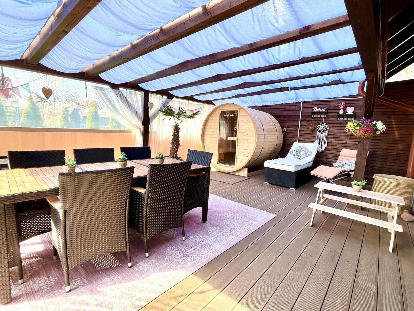 Große Terrasse mit Sauna