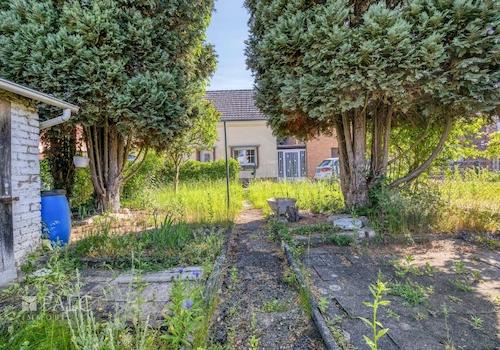 Garten mit Hausansicht