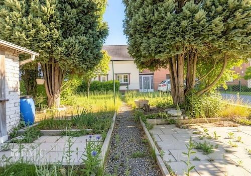 Garten mit Hausansicht - (KI generiert)