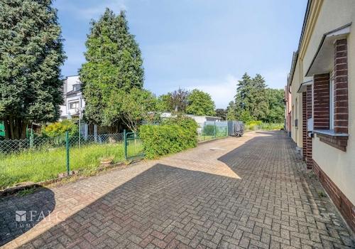 Straße mit Garten