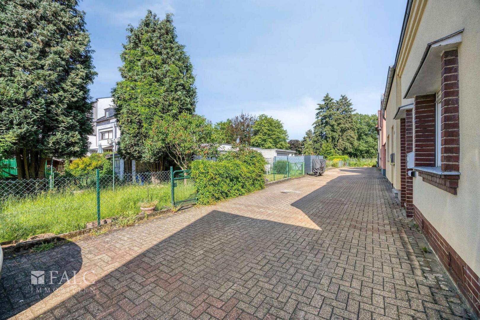 Straße mit Garten