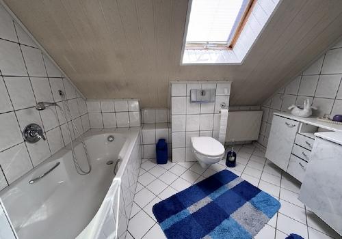 Badezimmer im Dachgeschoss - Bild II