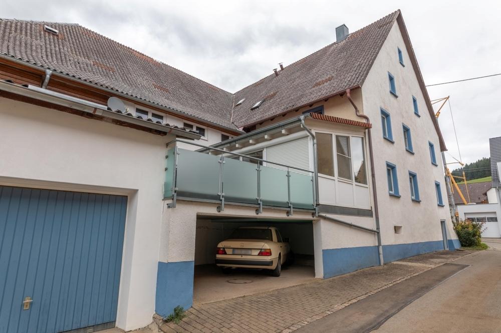 Seitenstraße mit Garage und Carport