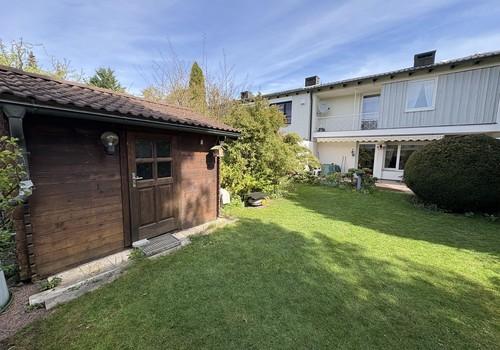 Rückansicht mit Gartenhütte