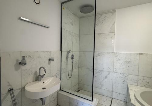 Atelier Souterrain Duschbad EG