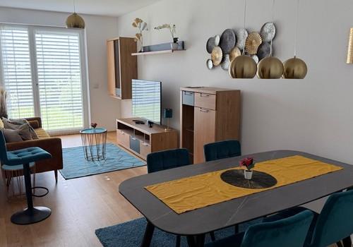 Wohnzimmer mit Esstisch