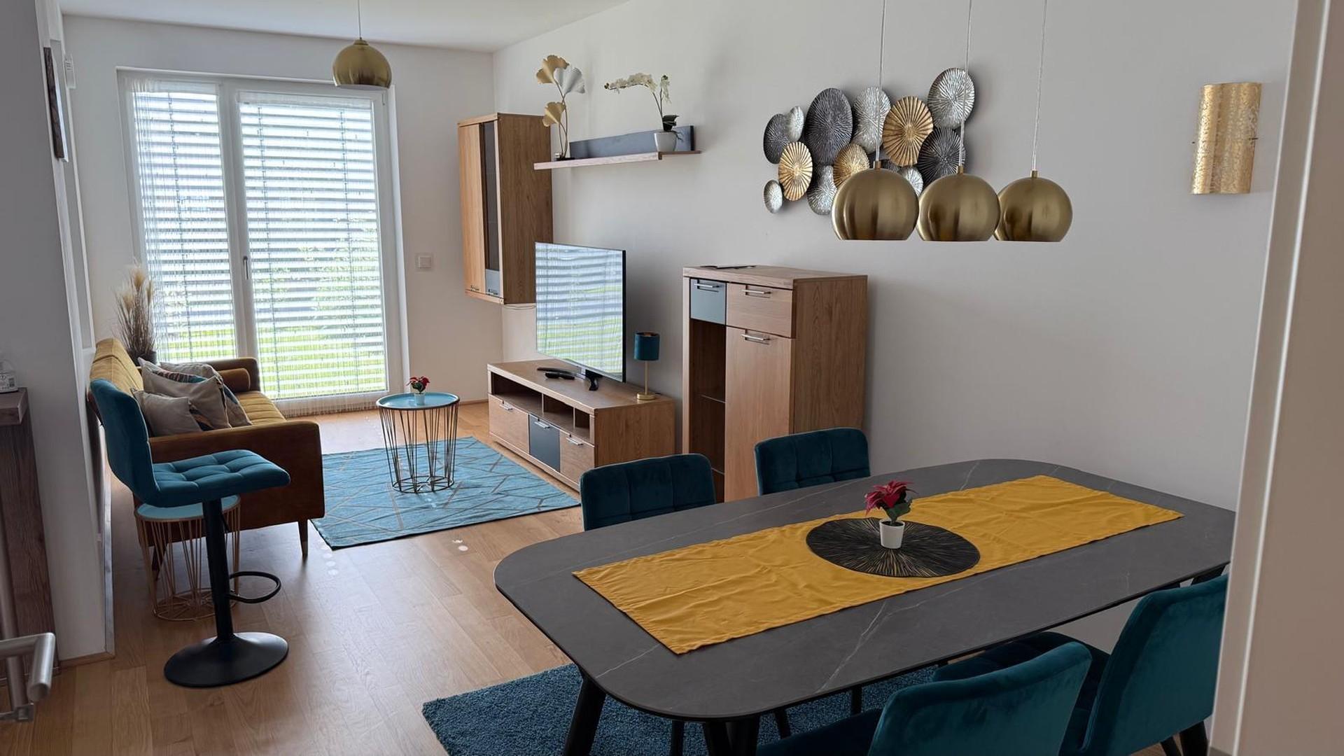 Wohnzimmer mit Esstisch