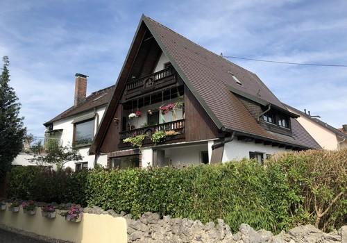 Hausansicht (Ostseite, Balkon)
