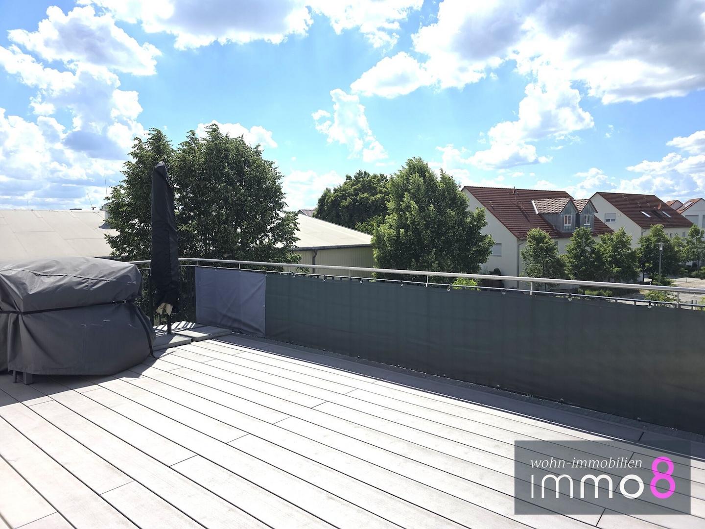 geräumige Dachterrasse