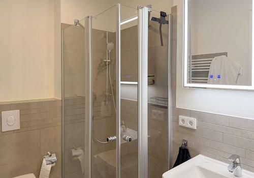 Mit Wanne und Dusche 