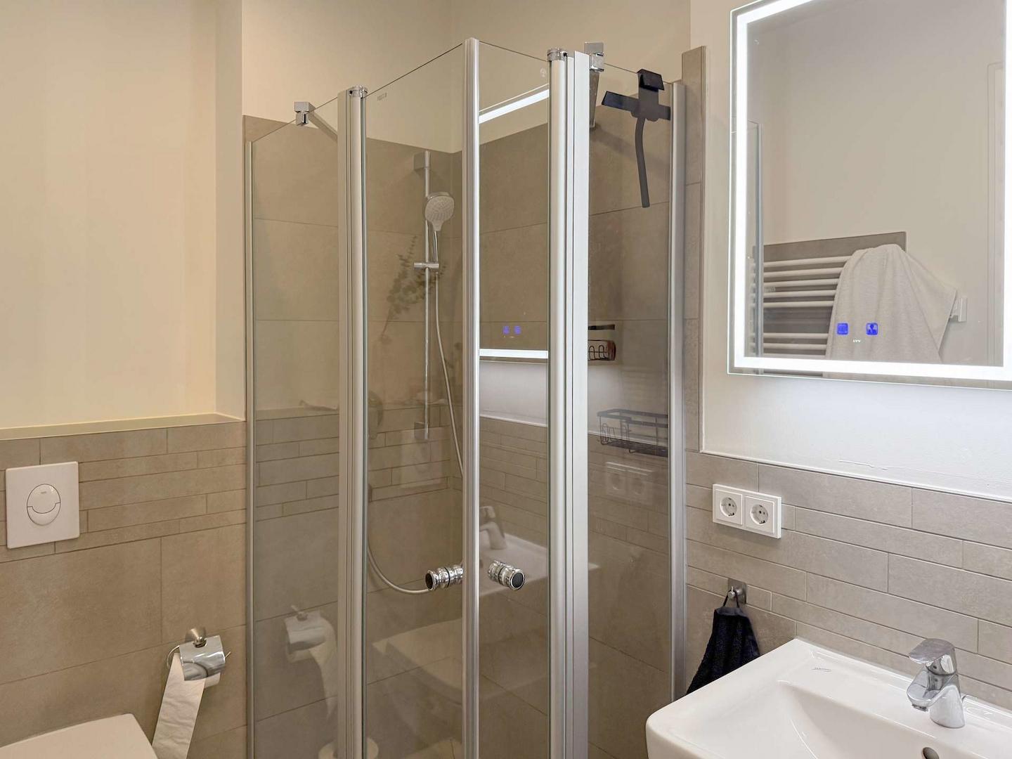 Mit Wanne und Dusche 
