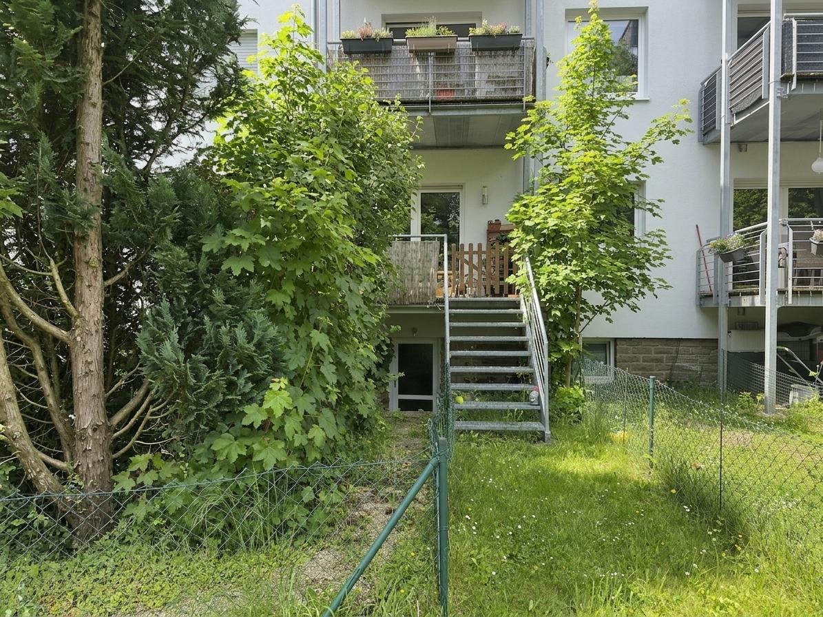 Zugang zum Garten - KI aufgeräumte Außenfläche (Beschneidung Pflanzen)