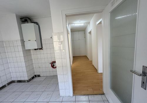 Flur mit prakt. Einbauschrank