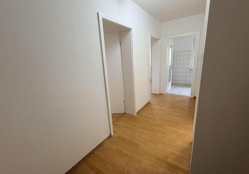 Flur mit prakt. Einbauschrank