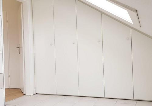 Badezimmer mit Einbauschrank