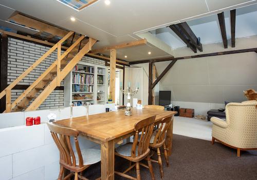 Treppe ins Loft im Dachgeschoss