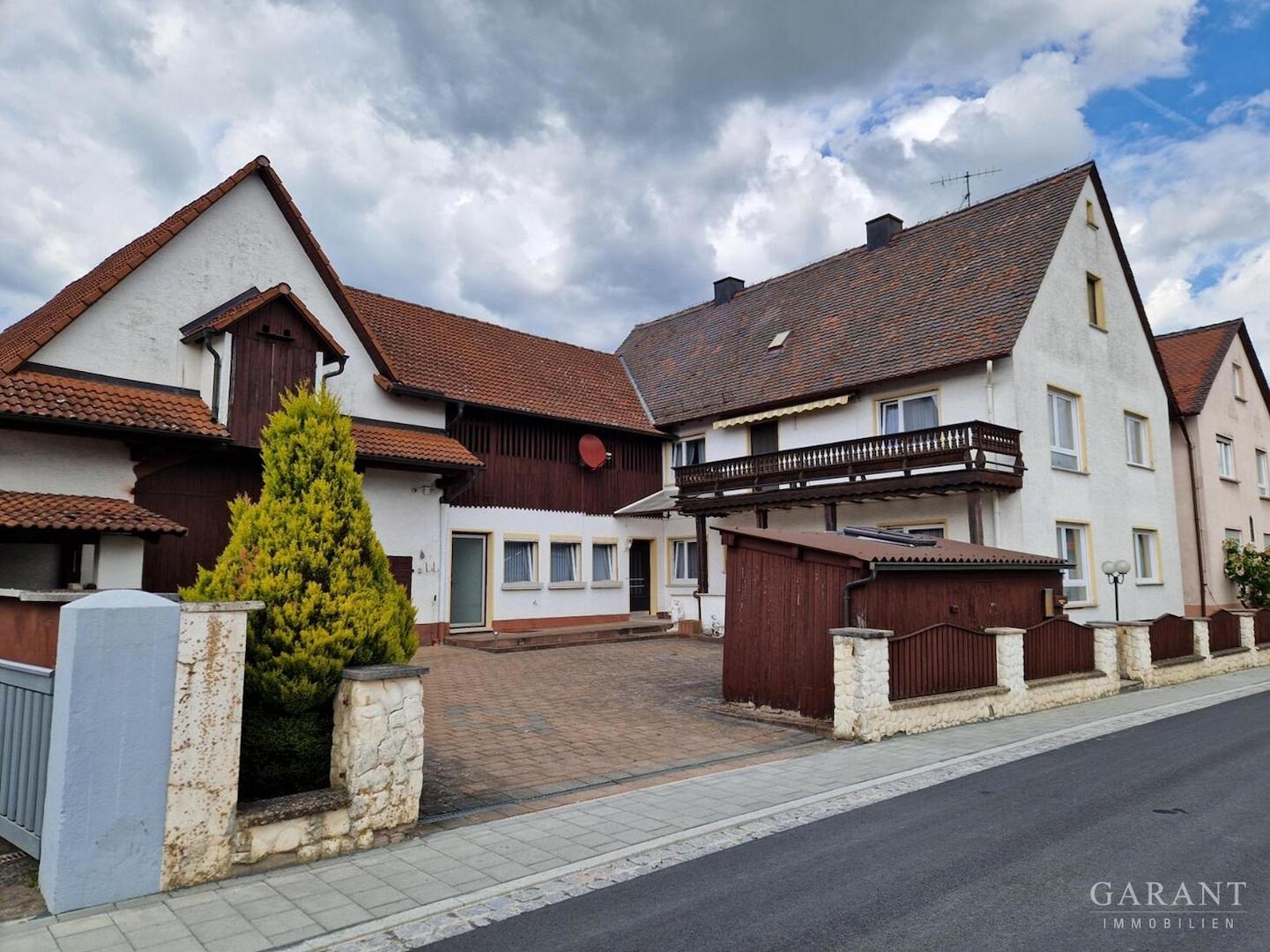 Hausansicht - Straße 2 mit Nebengebäuden