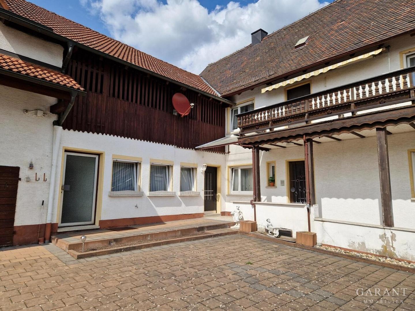 Hausansicht - Hof mit Nebengebäude