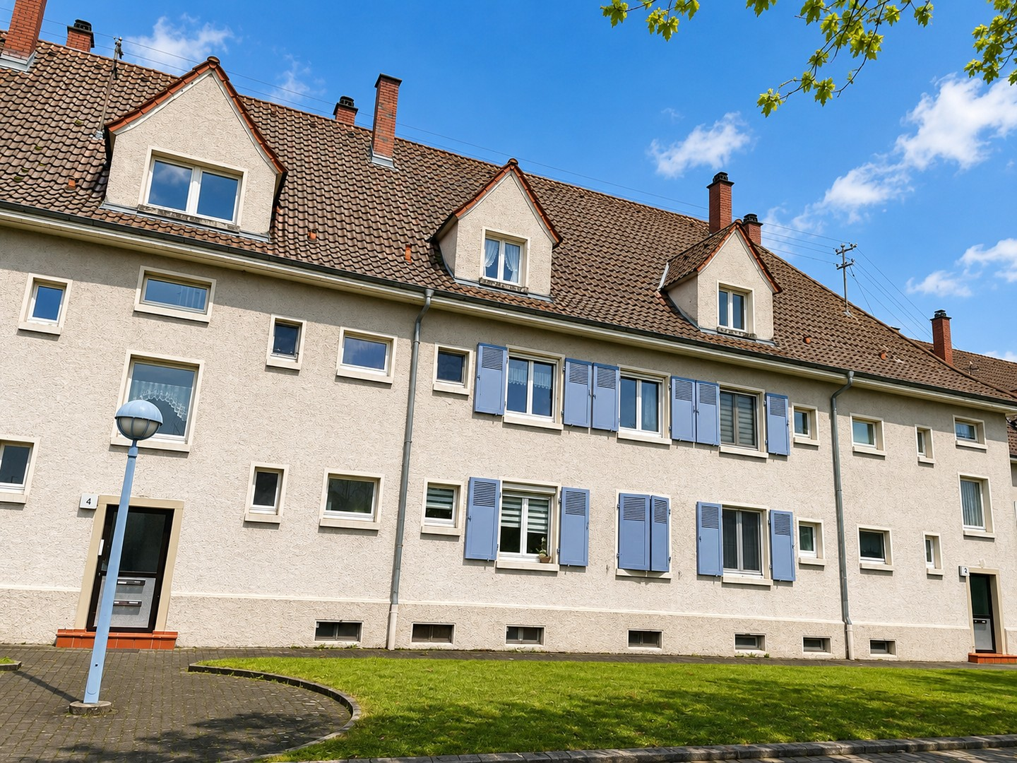 Außenansicht mit Hauseingang