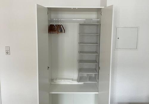 Schrank mit Kleiderbügel