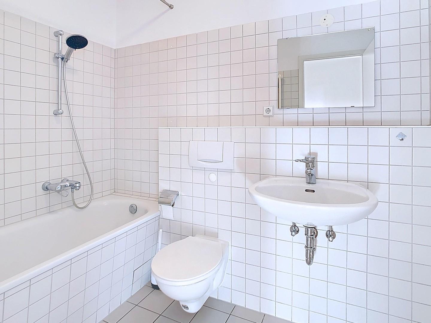 Modernes Bad mit Wanne