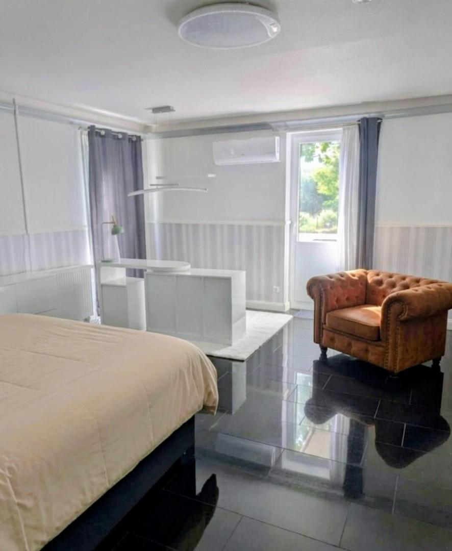Schlafzimmer m.Balkonblick