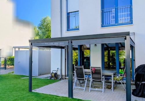 Überdachte Terrasse im Garten